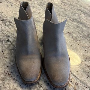 Diba True Casp Ian. Pull on bootie Beige suede.